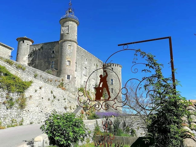 Le village fortifié de Lussan dans le département du Gard