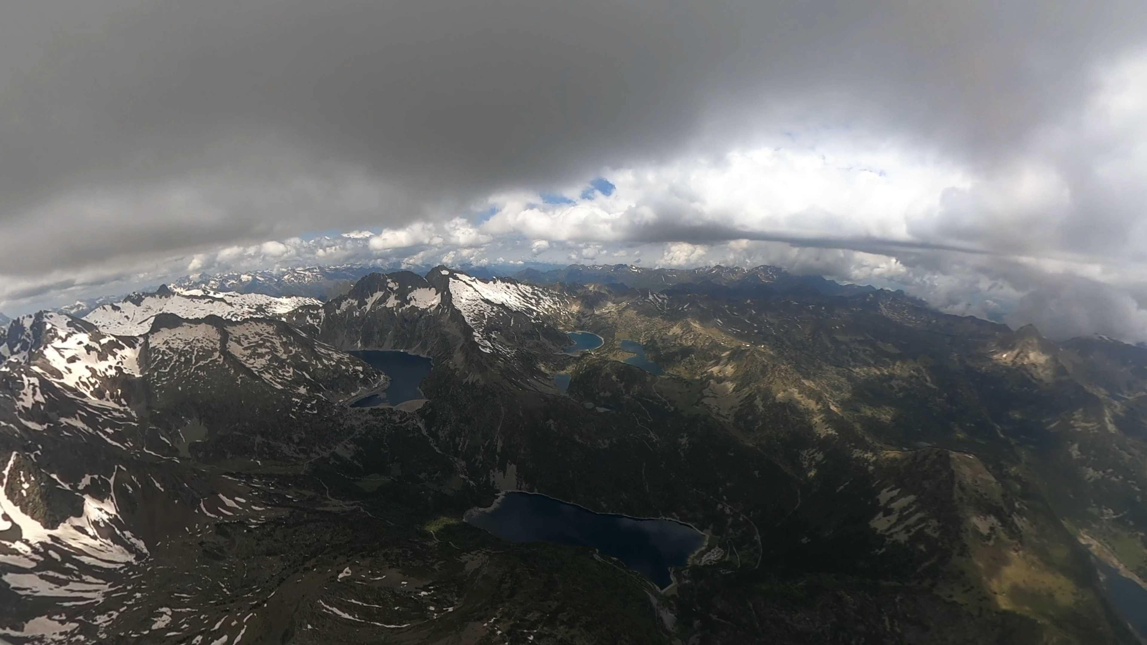 Vue sur les Pyrénées et le massif de Néouvielle en planeur. Crédit Photo @Morgane Monneret