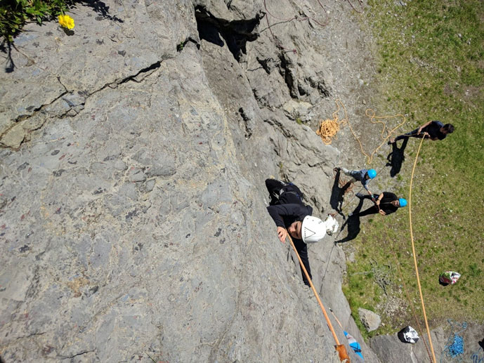 Apprendre en famille l'escalade en pleine nature - Propriété de l'agence Outdoor - Pyrénées Trekking