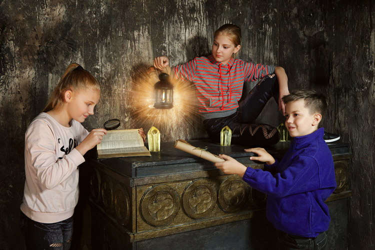 trois enfants faisant un jeu d'énigmes escape game 